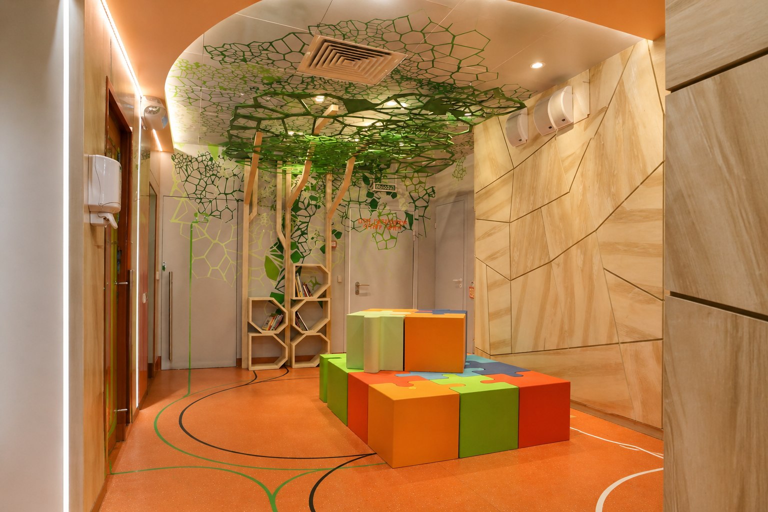 Фальшпол с покрытием из линолеума: практичность для общественных пространств