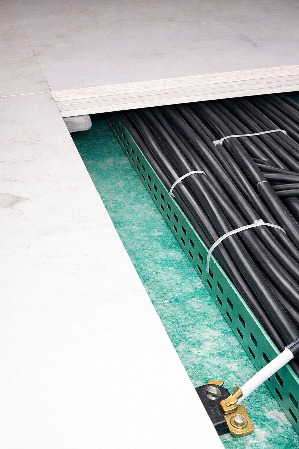 Преимущества неразъёмного фальшпола: негорючесть и высокая несущая способность