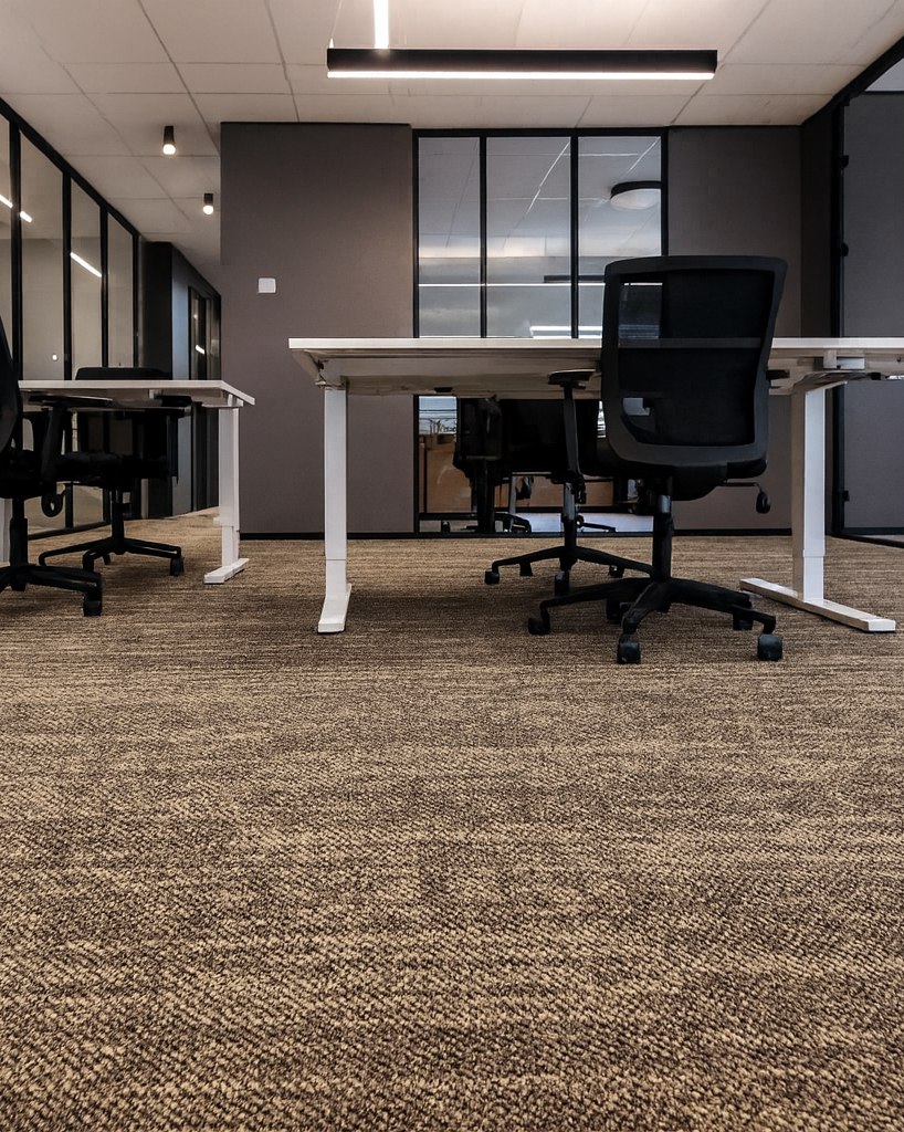 Офисные фальшполы: преимущества, монтаж и дизайн.