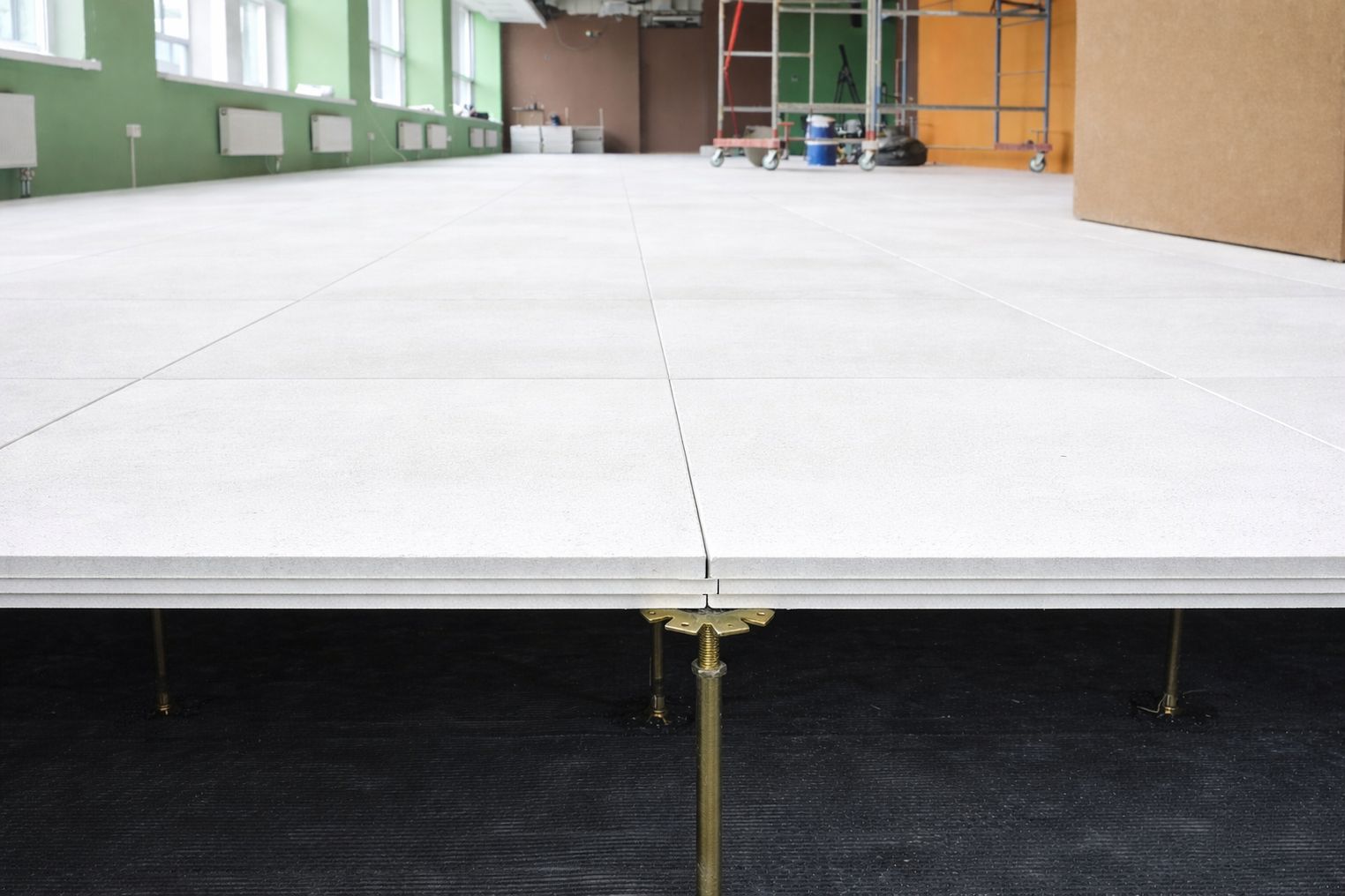 Неразъёмный фальшпол из сульфата кальция — модульная система