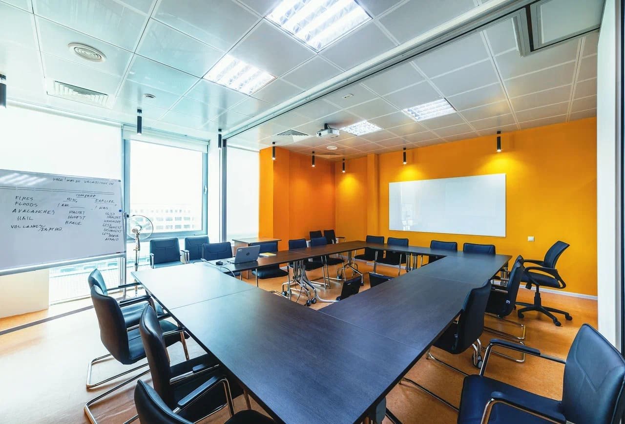 Кассетные потолки Lay-in и Clip-in: виды, преимущества, применение