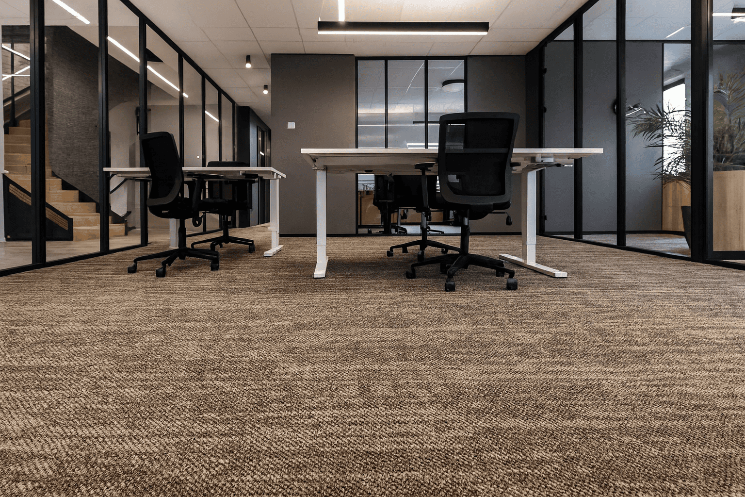 Практичное сочетание: фальшпол и ковровая плитка для коммерческих объектов