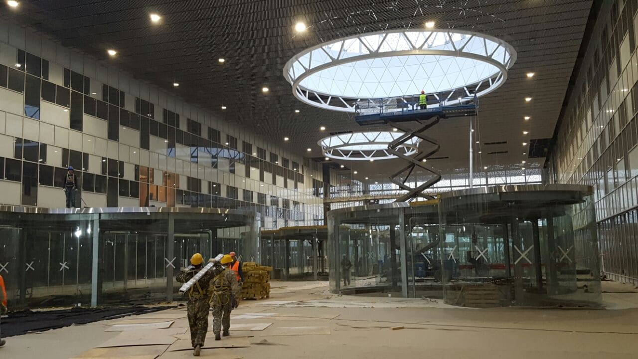 Потолки из просечно‑вытяжной сетки (ПВС): лёгкость и прочность в дизайне