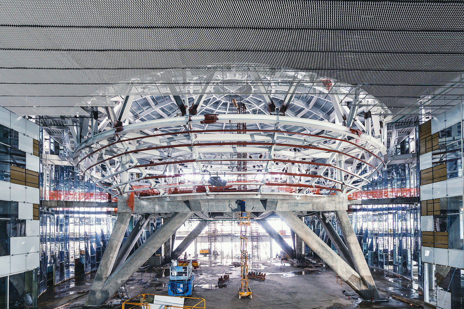 Потолки из просечно‑вытяжной сетки (ПВС): большие размеры, любые формы, цвета по RAL