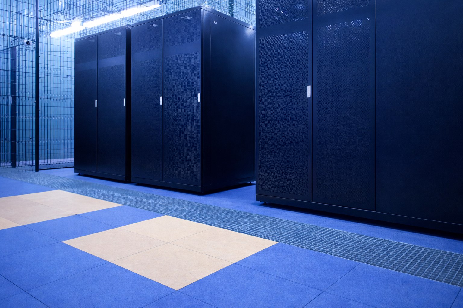 Антистатический фальшпол из сульфата кальция: надёжное решение для ЦОД и телекоммуникационных узлов