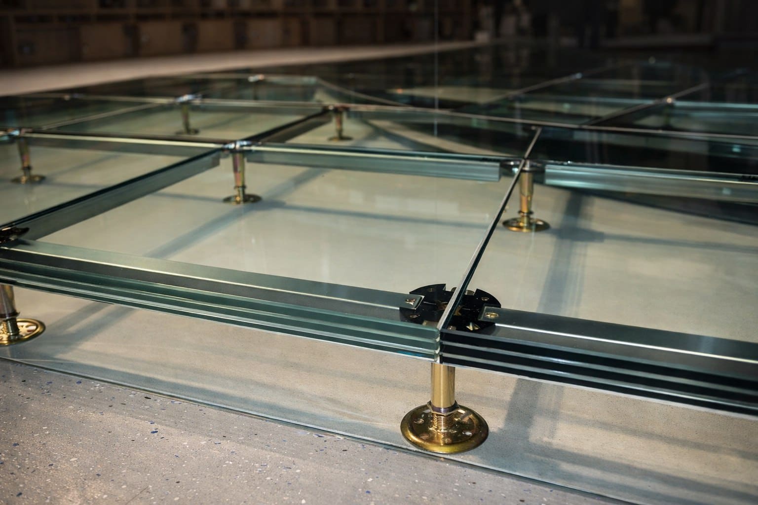 Стеклянный фальшпол: функциональность и эстетика в одном решении