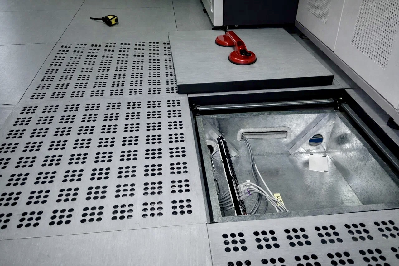 Сцена из фальшпола под ключ: надёжно, безопасно, с гарантией