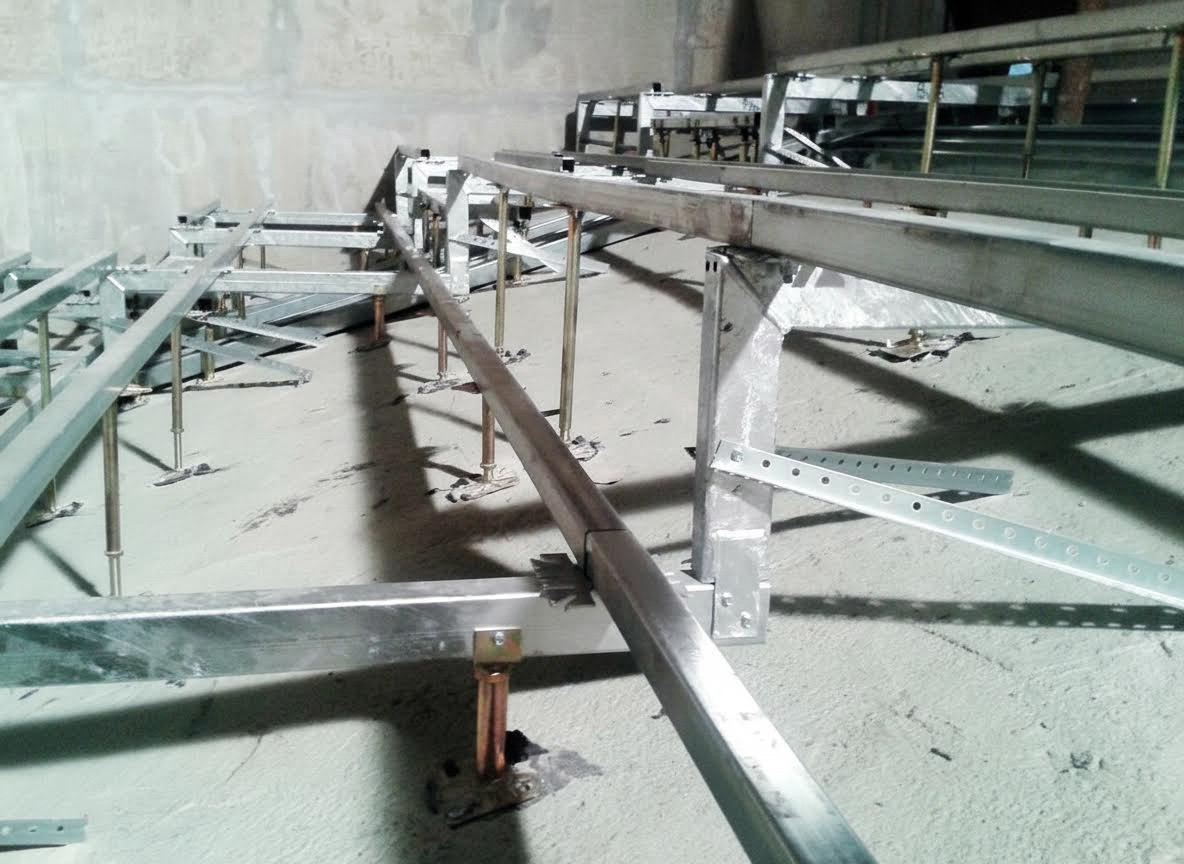 Сцена из фальшпола под ключ: надёжно, безопасно, с гарантией