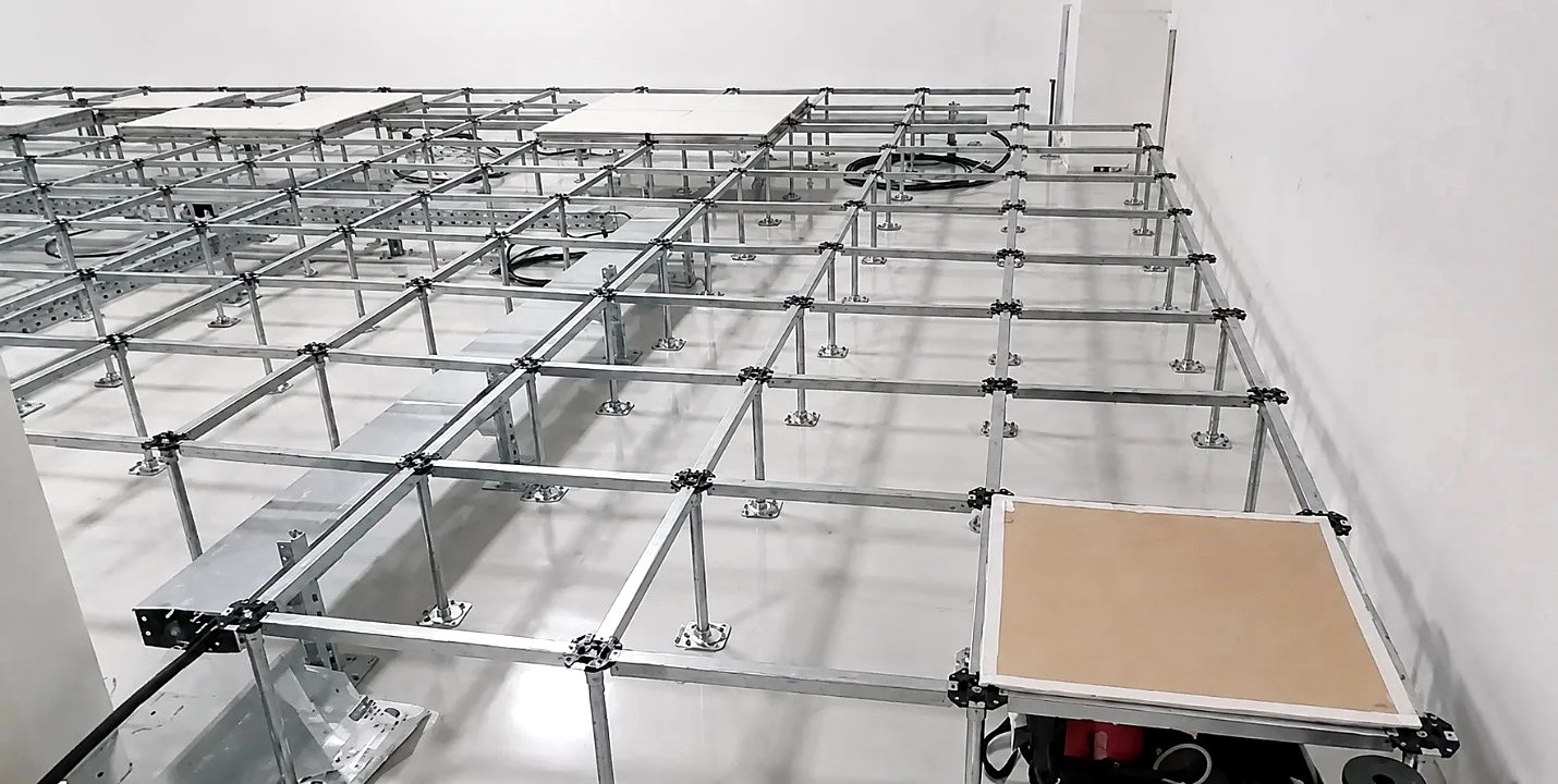 Каркас фальшпола с кабельными трассами