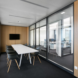 Стеклянные перегородки в алюминиевом каркасе